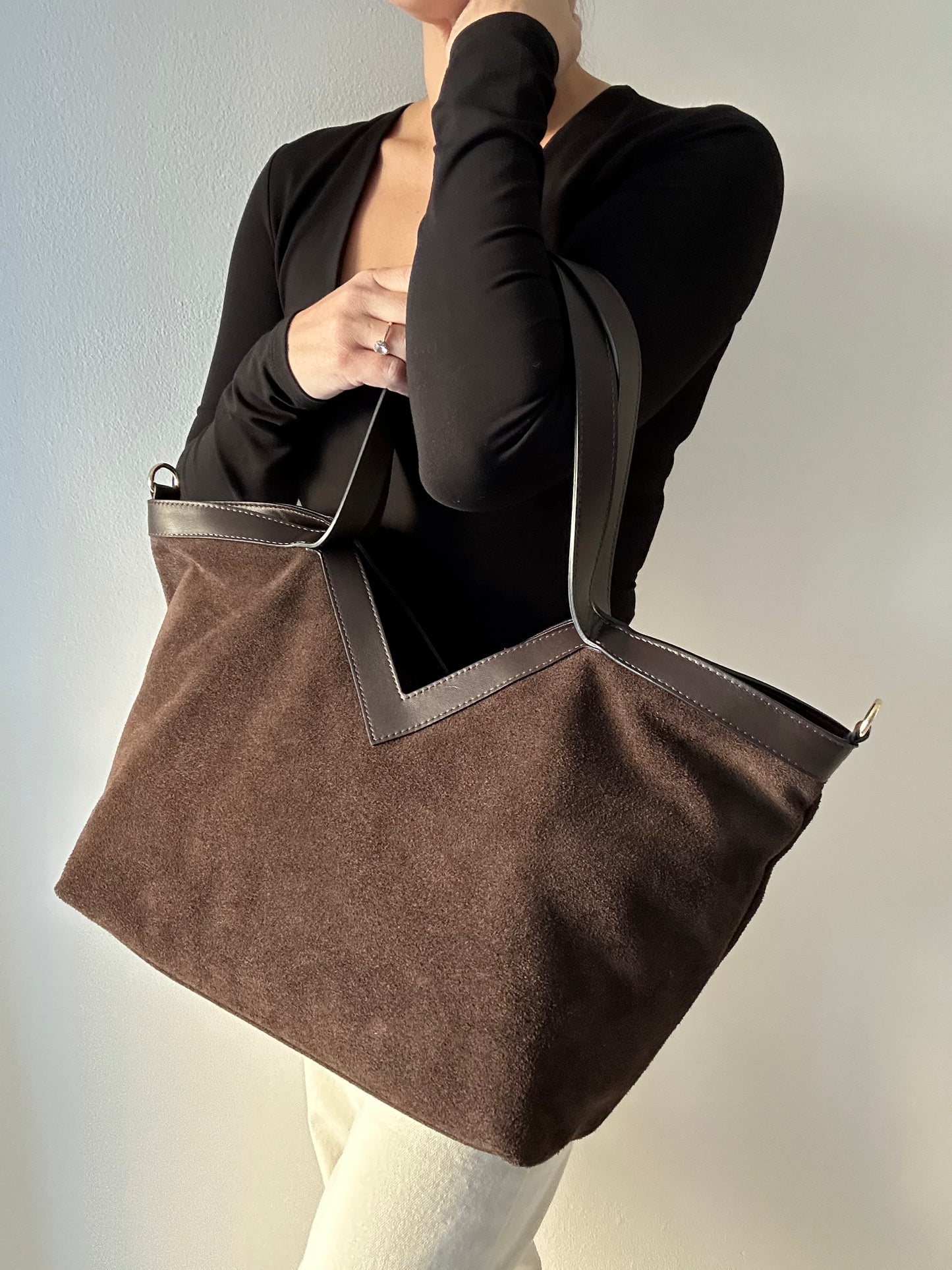 V SHOPPING BAG SUEDE- DARK BROWN