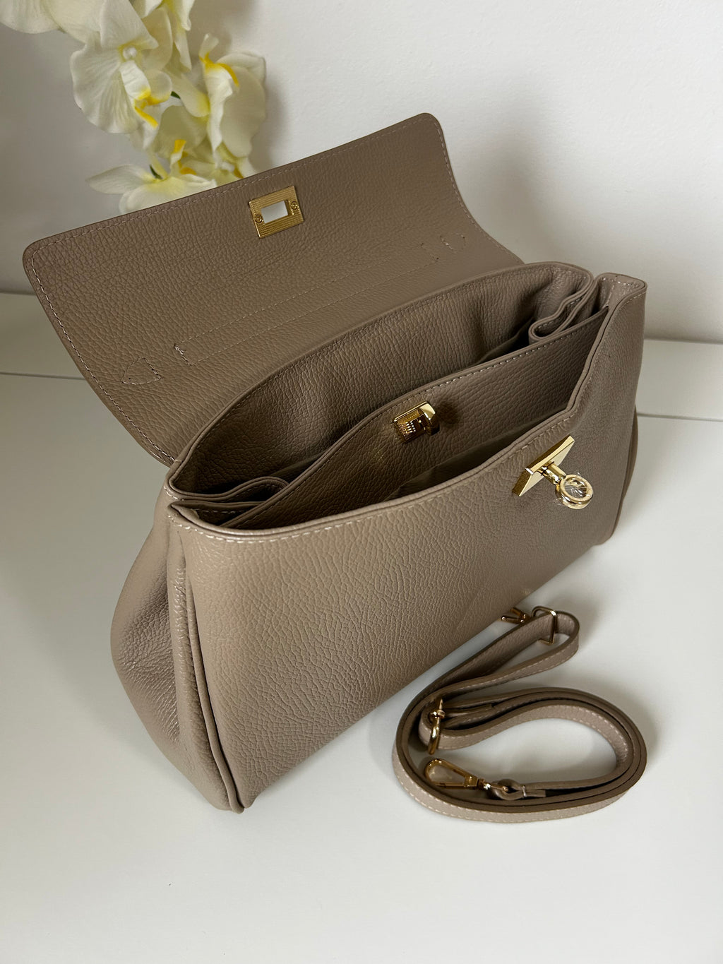 KIM IN PELLE TAUPE con Charm